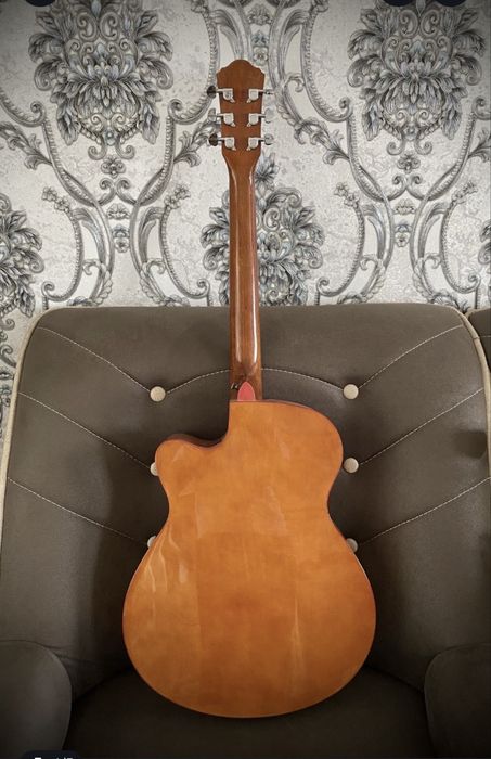 Gitara akusticheskiy. Ideal holatda. Sumkasi qoʻshib beriladi. Tel:94-