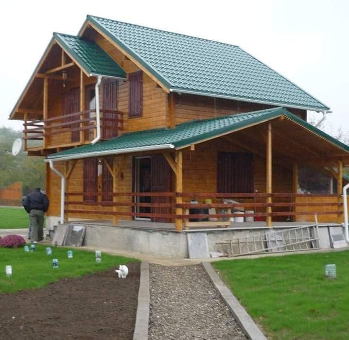 Case din lemn (grinzi chertate/structura) și mobilier gradina