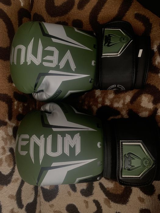 Перчатки для бокса venum