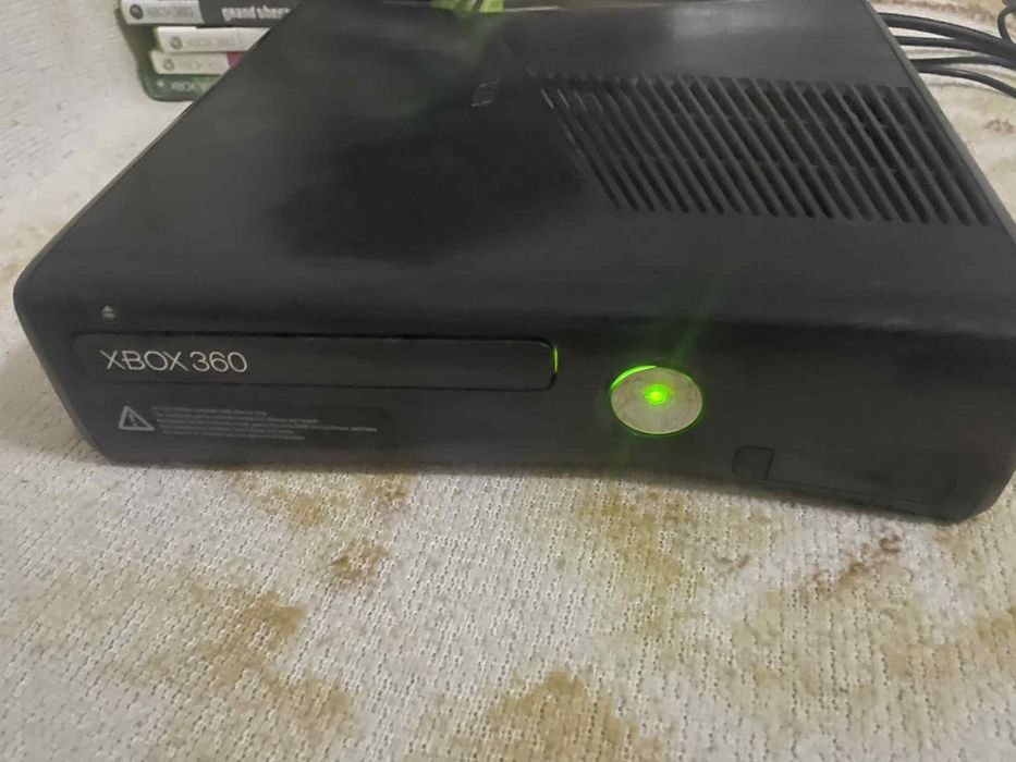 Xbox 360 în stare perfectă de funcționare + accesorii