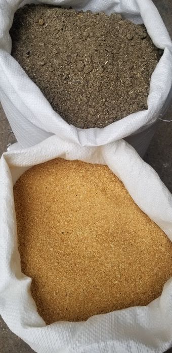 Vand furaj pasari de curte, srot soia si floare