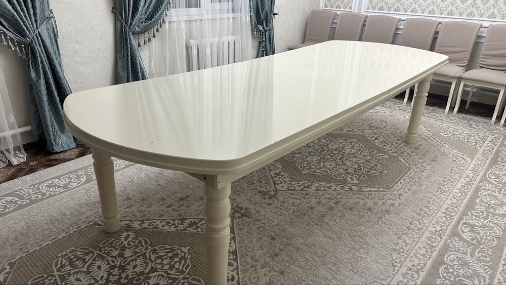 Стол для гостей.