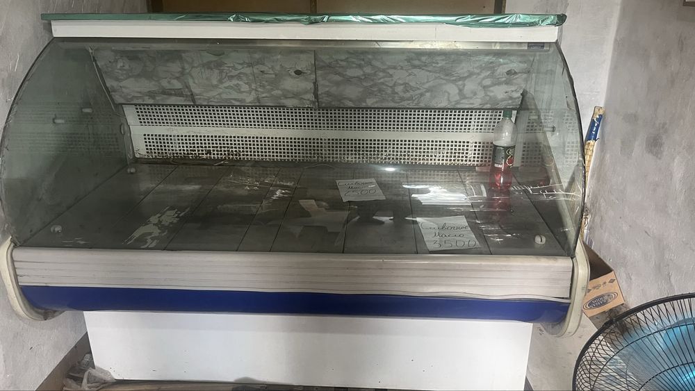 Срочно продам витринный холодильник
