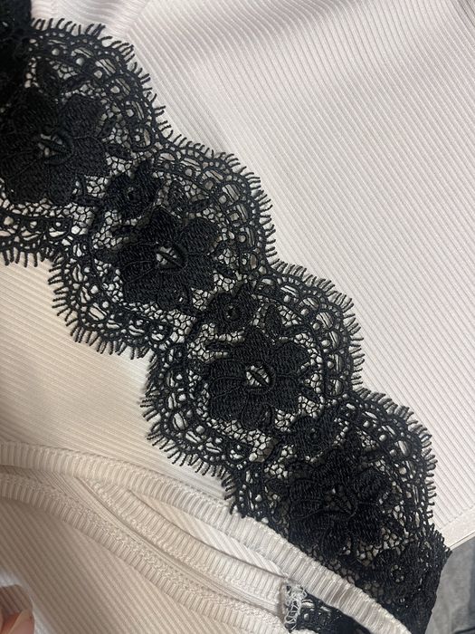 Бял потник с черна дантела