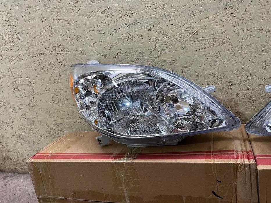 Фара Тойота Матрикс 2003-  Toyota Matrix 2010-