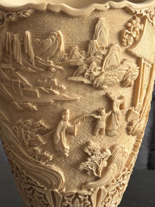 Старинна ваза с инкрустации