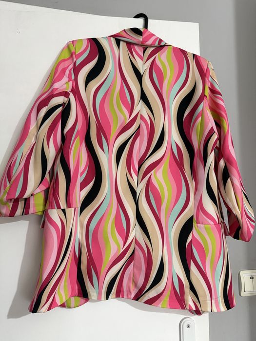 Дамско сако с цветен принт