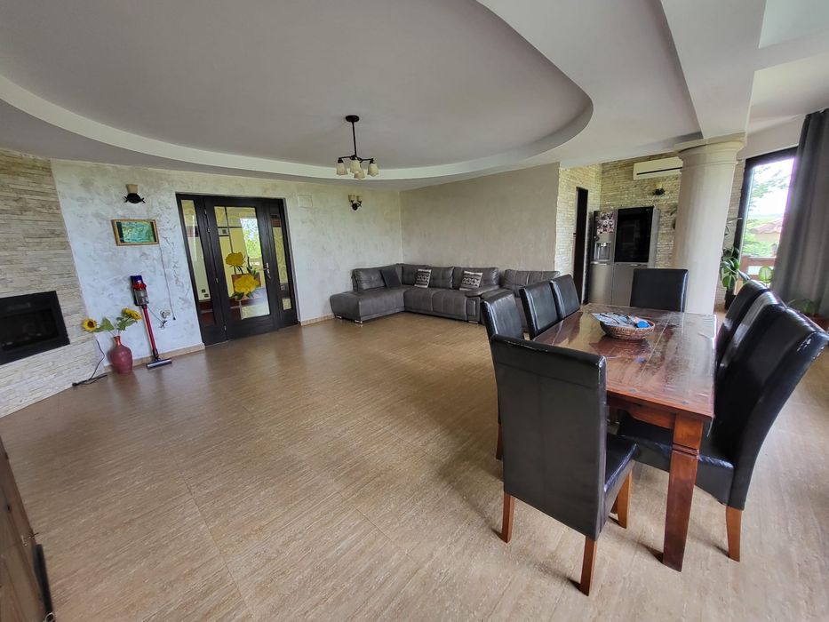 Inchiriez vila in Mineri