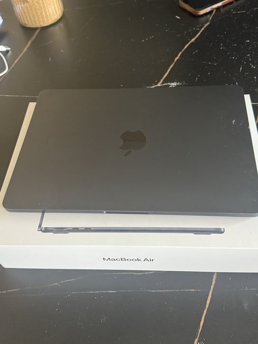 Laptop Apple MacBook Air 13-inch cu procesor Apple M2 8 nuclee CPU si 8 nuclee GPU 8 GB256GB Midnight