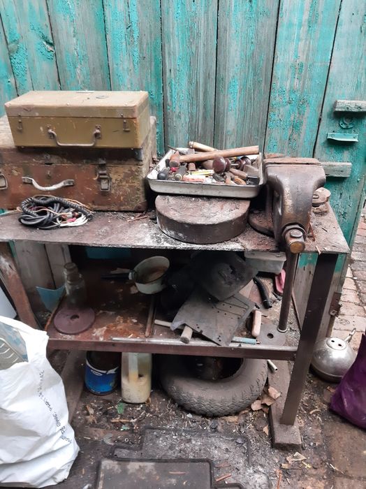 Продам верстак с тисками б.у.