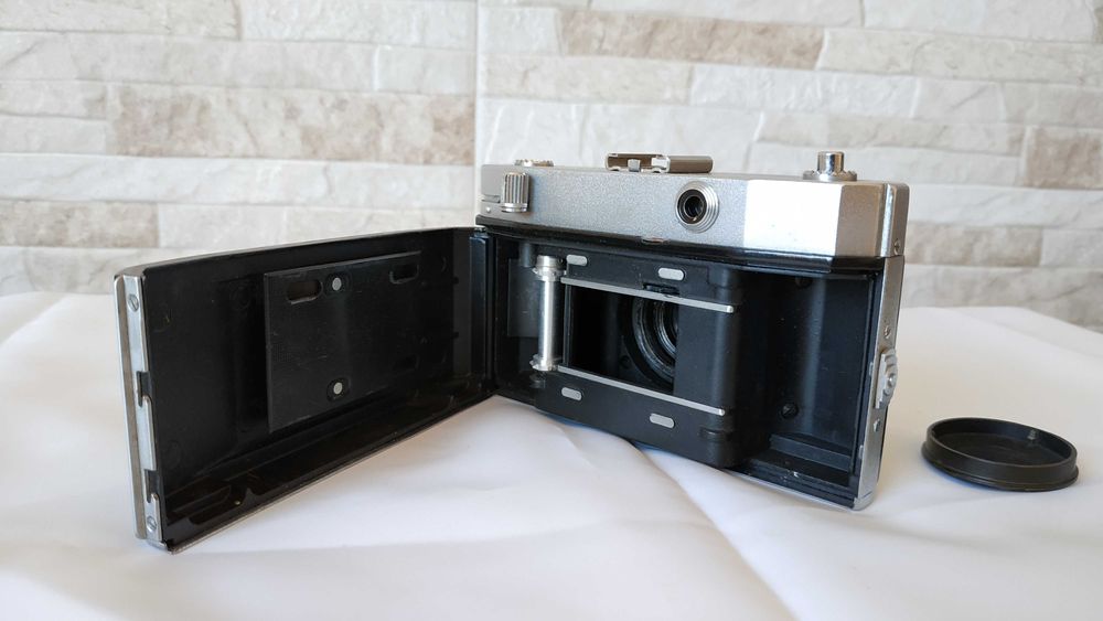 Стар механичен фотоапарат с калъф - Fenix 1b - 1962 година