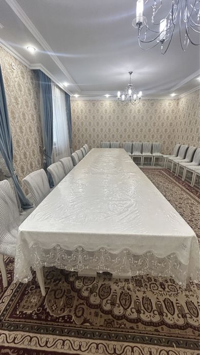 Стол и стулья для зала