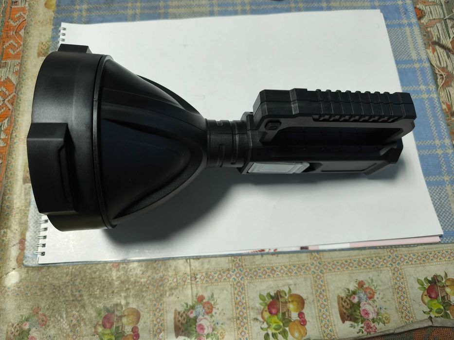 Lanterna puternica cu trepied