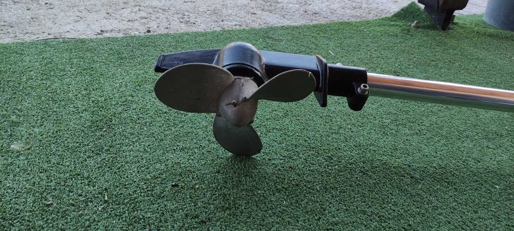 Приставка за лодка за двигател от тример/косачка с витло