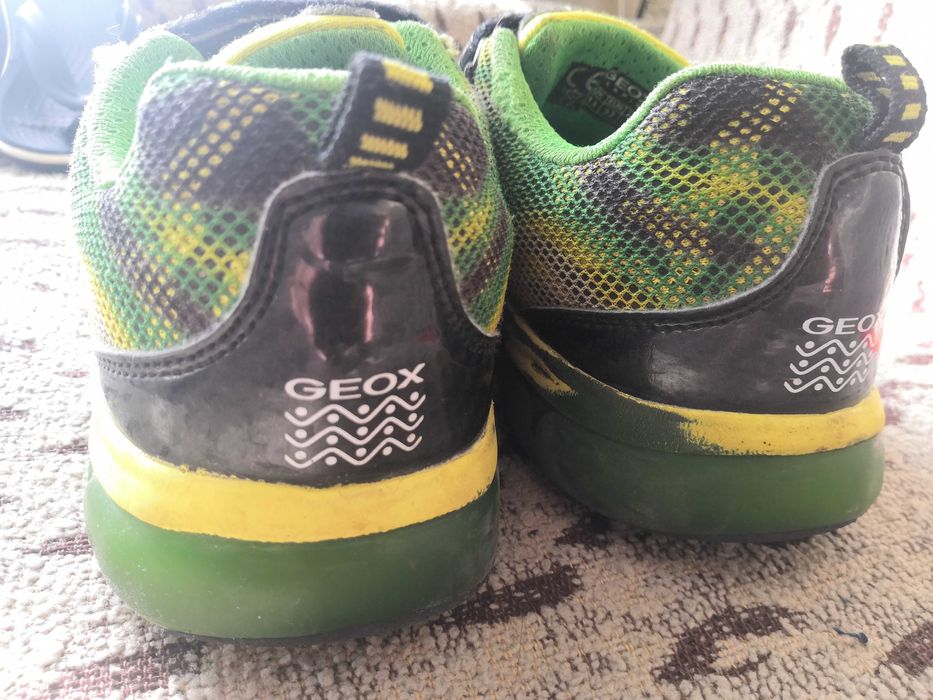 Дишащи, светещи обувки Геокс 32