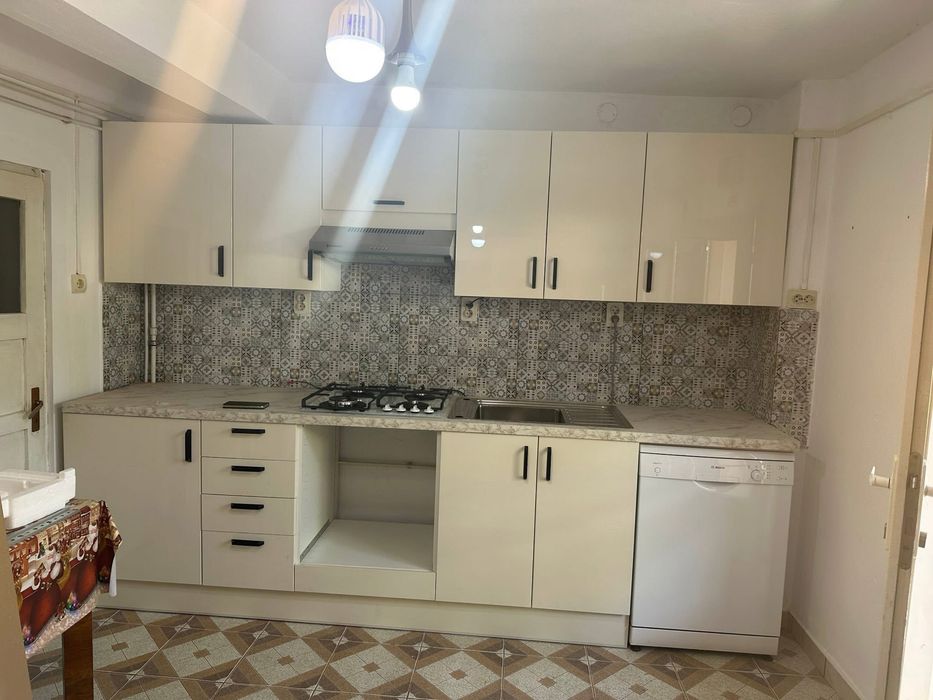 Reducere la montaj mobilă si la comandă! Pret acesibil,lucrari mai mari se face si reducere!