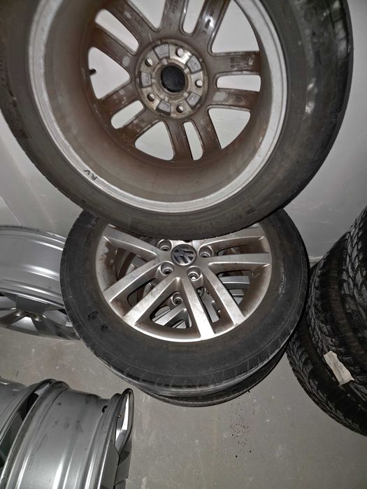Гуми и джанти в перфектно състояние!Джантите нямат драскотина.