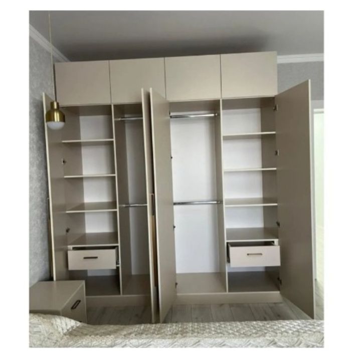 Распашной шкаф для дома