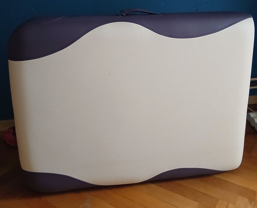 Masă de masaj profesională, pliabilă și portabilă – Design ergonomic (alb-mov)
​Descriere:
​Vând masă de masaj în stare excelentă, ideală atât pentru