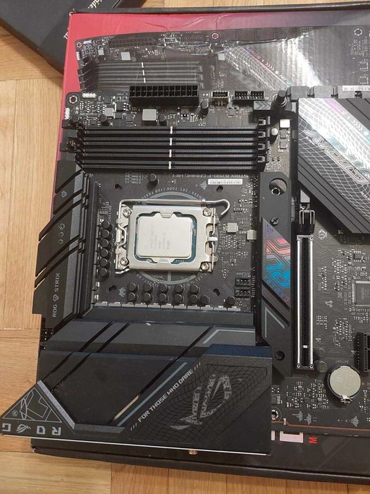 Intel Core i7 13700KF + Asus Rog Strix B760-F Gaming Wi-Fi DDR5