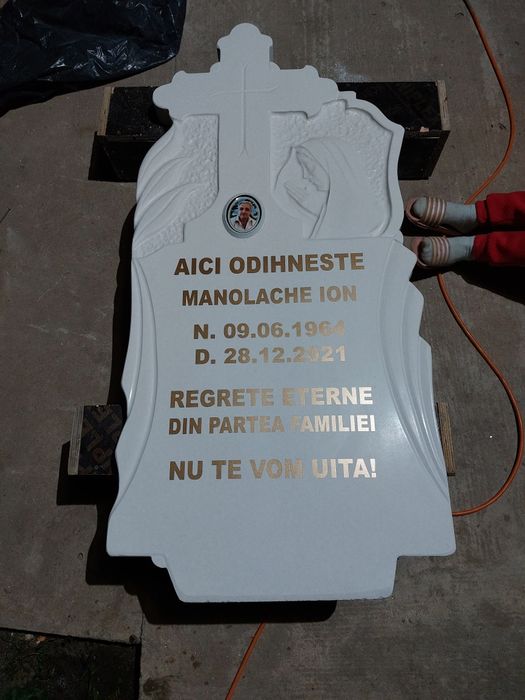 Vând cruci realizate din praf de marmura și mozaic de marmura