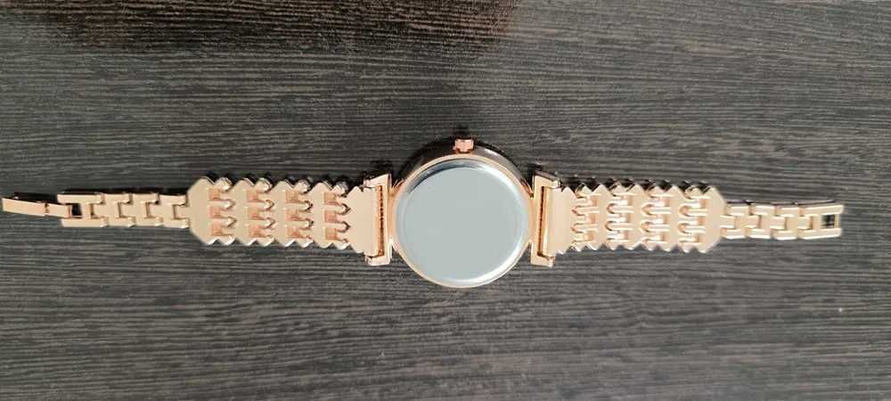 Красивые, стильные часы. Новые.