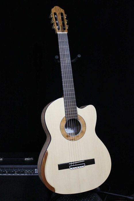 Классическая мастеровая гитара