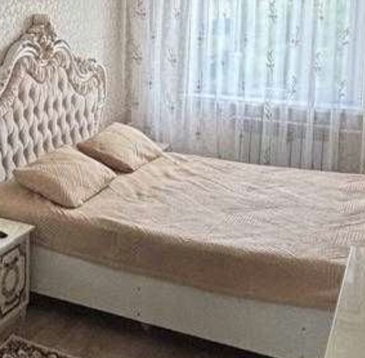 Продам кровать без матраса, с двумя тумбочками