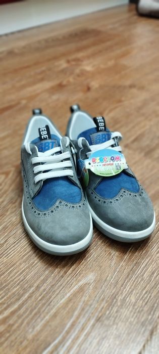 Продам кроссовочки на мальчиков .