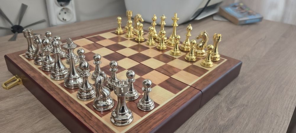 Шах с метални фигурки