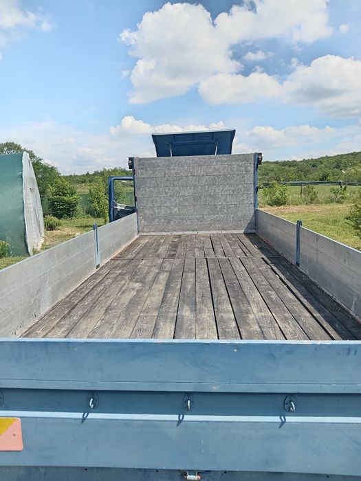 Albine cu camion și container