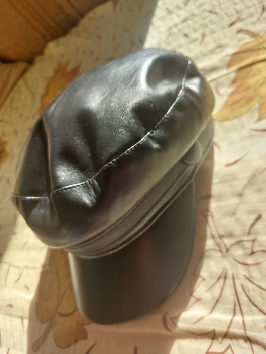 Кожена черна шапка