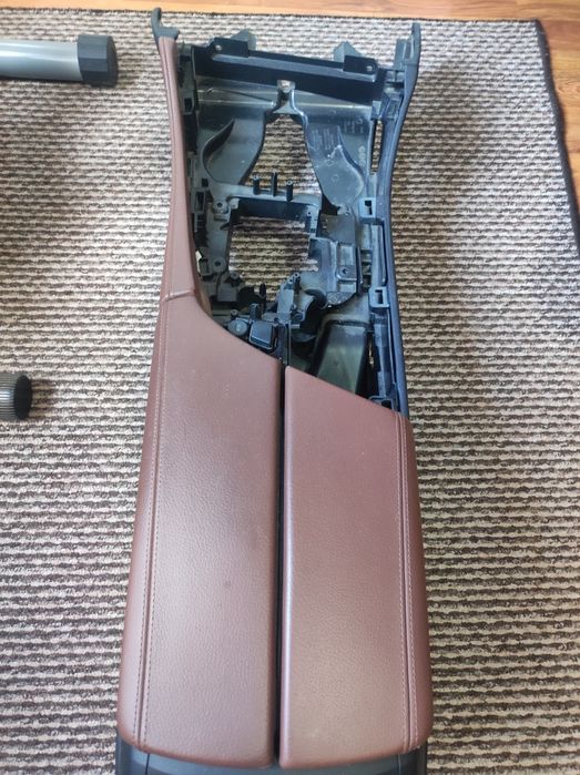 Vând cotiera culoare maro coniac de  BMW f 10