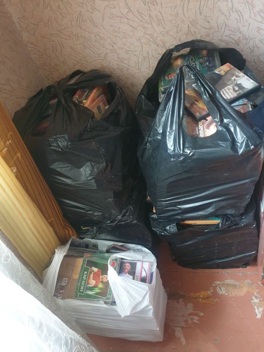 Продаются 2 DVD +500дисков ,фильмы+музыка