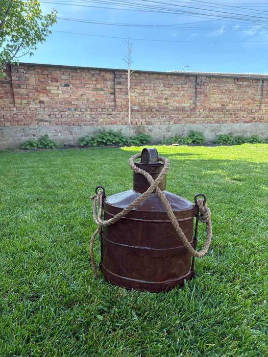 Старинна тенекия за прясно мляко с въжена дръжка.