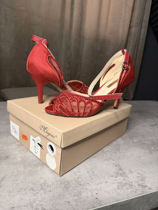 Червени елегантни токчета