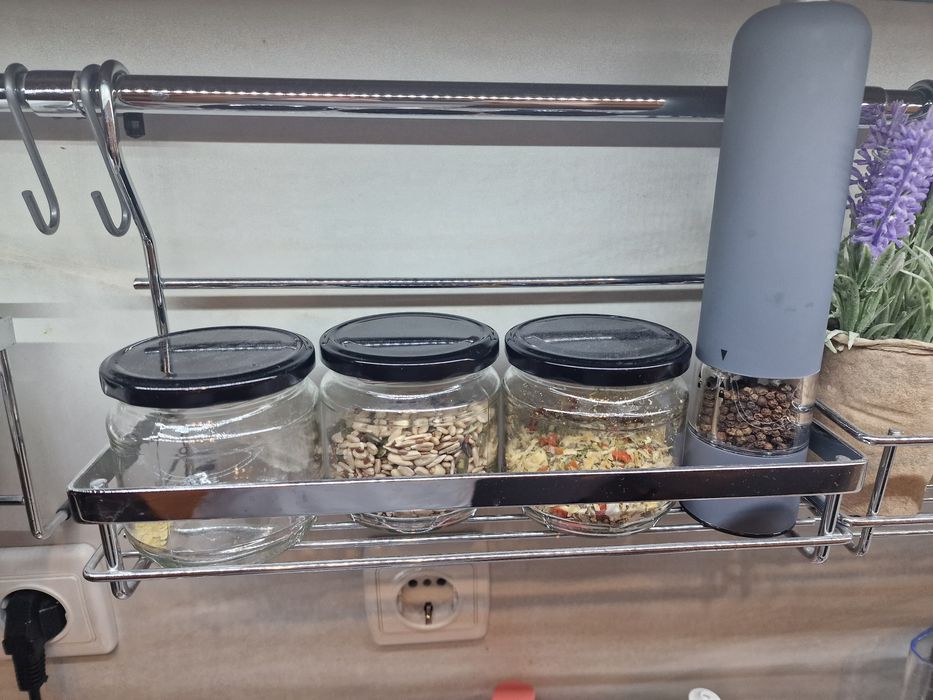 Поставки за подправки и кухненска хартия