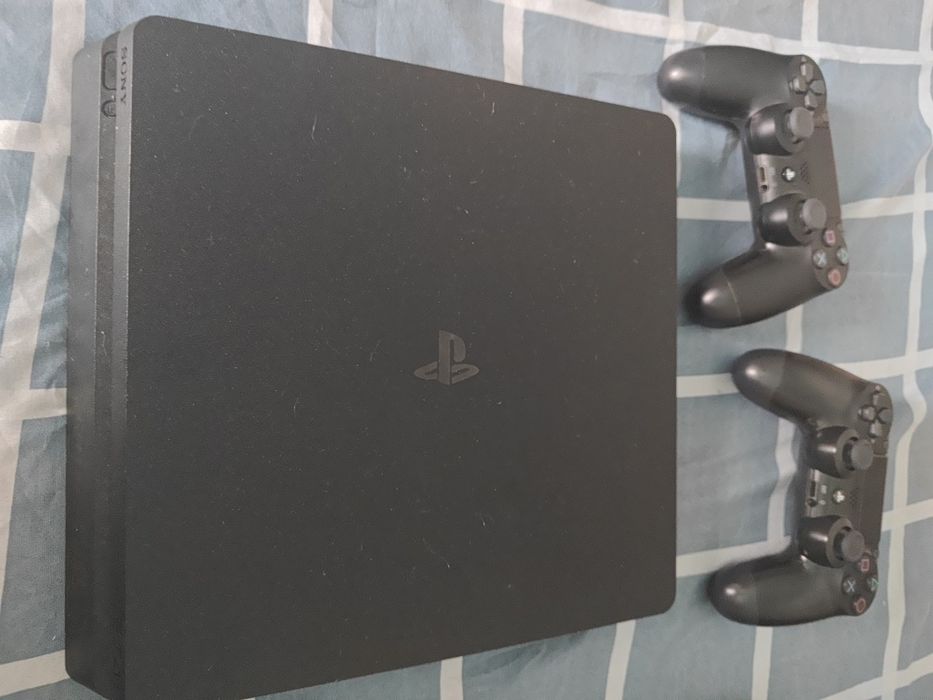 Продаю сони плейстейшен 4 с дискоми