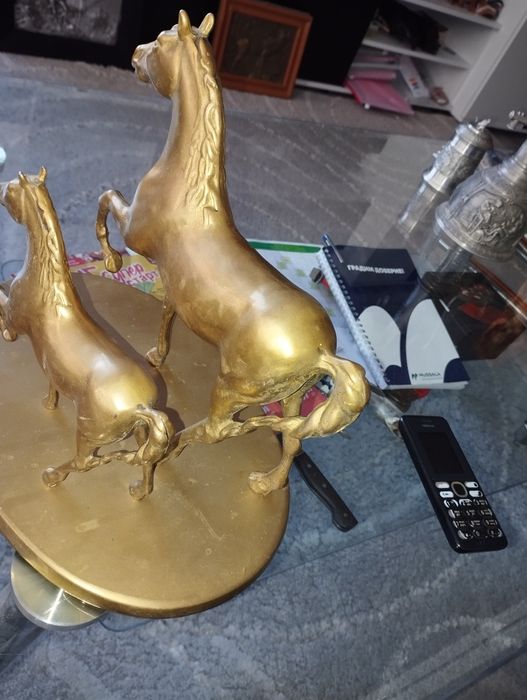 Различни голями статуетки от бронз