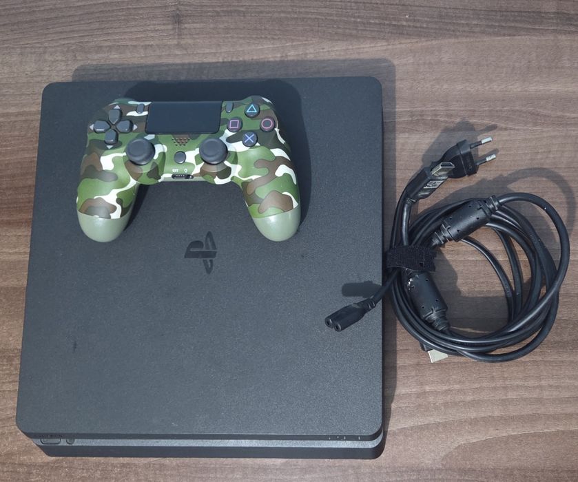 Vând PlayStation 4 Slim + multe jocuri