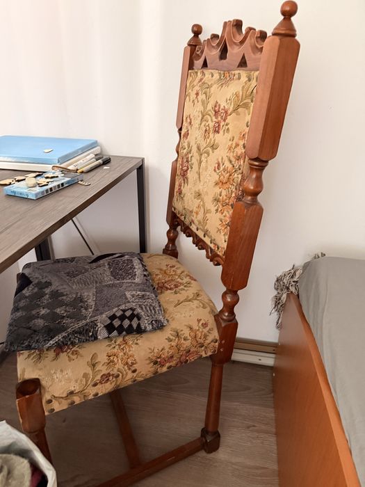 Set masa cu scaune lemn cu decor sculptat stil vechi.