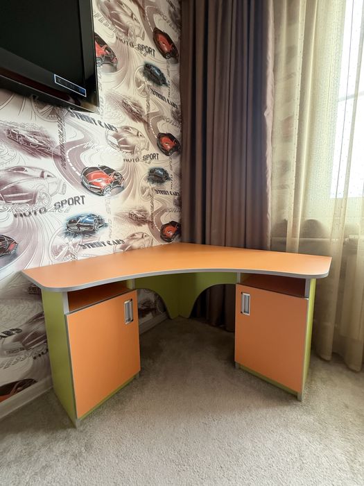 Стол детский угловой