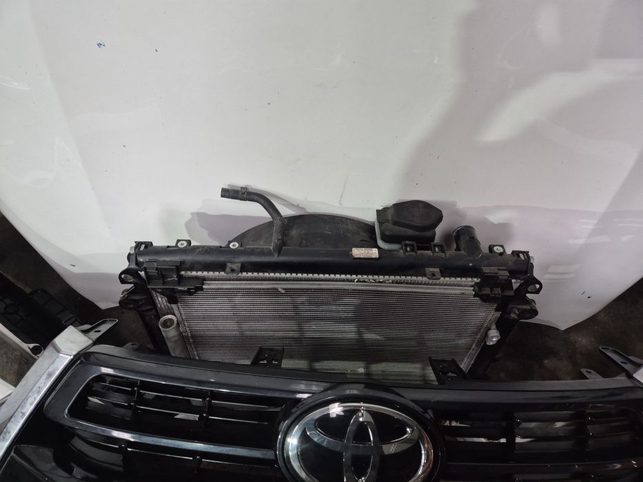 Fata completa/Bot complet Toyota Hilux Invincible 2016-2024