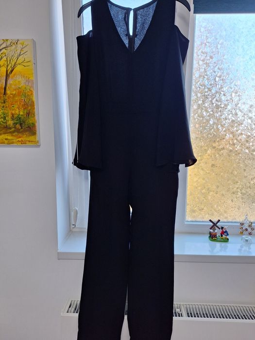 Salopeta cu mânecă clopot desfacuta pe umăr