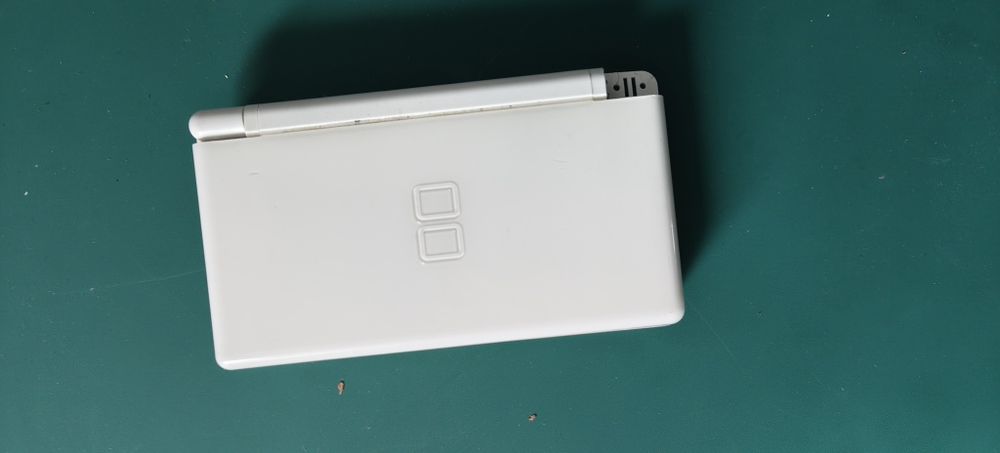 Nintendo DS Lite на части + два корпуса (черен и бял)