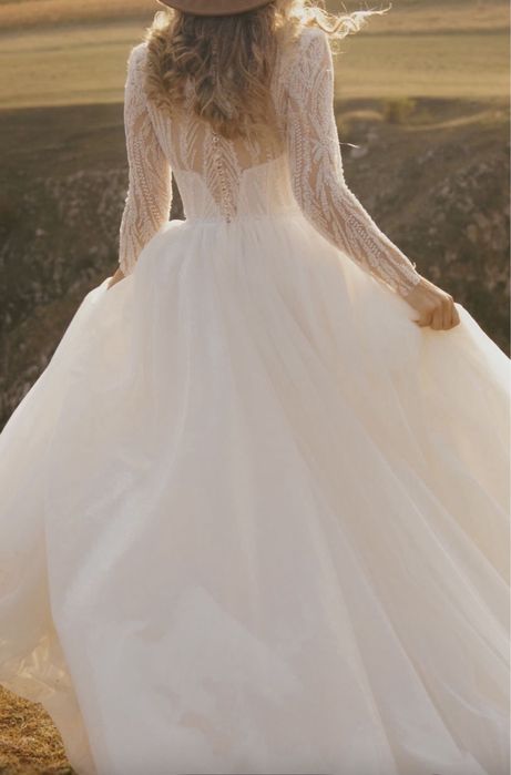 Rochie de mireasă elegantă, cu mâneci lungi și detalii strălucitoare