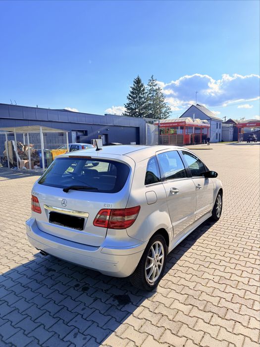 Mercedes-Benz B180