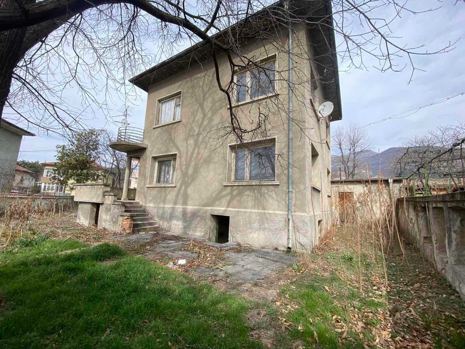 КЪЩА с РЗП 160 кв.м., двор 566 кв.м., град Карлово