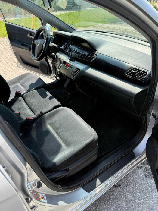 автомобил Honda FR-V 1.7 i-VTEC (125 к.с.) – Газов инжекцион, 6 места, Отлично състояние