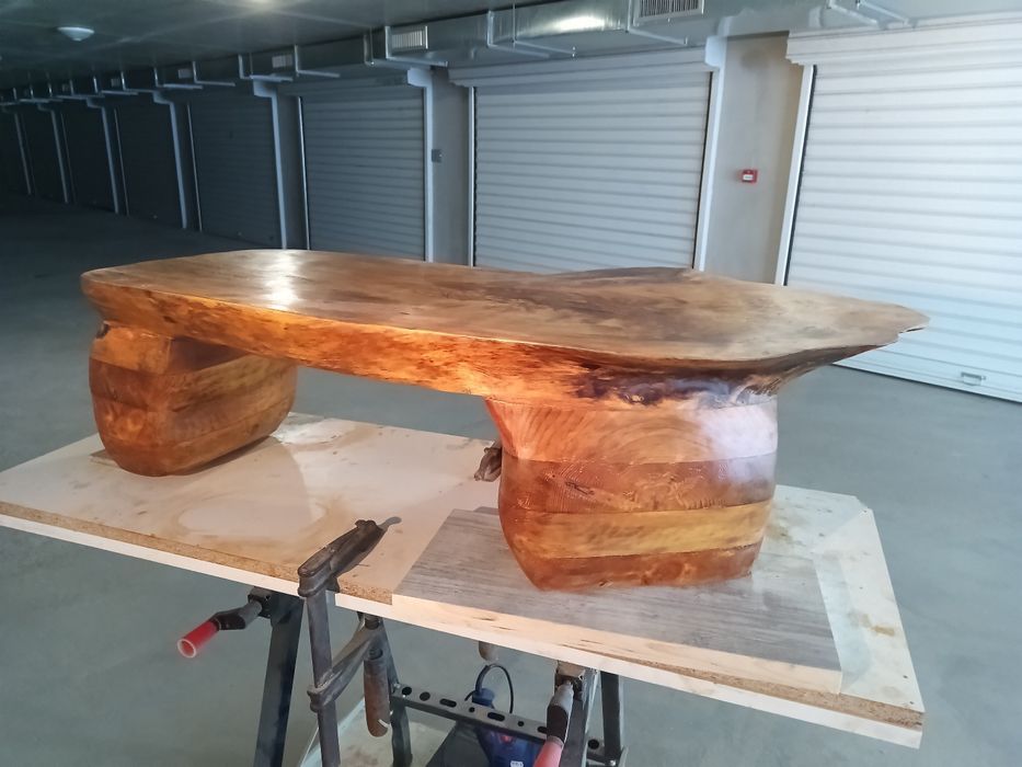 Ръчно изработена маса от три вида дърво